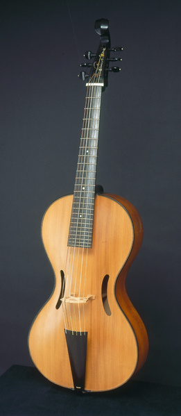 arpeggione, Florian Monheim ,CC BY-SA (https://creativecommons.org/licenses/by-sa/4.0)