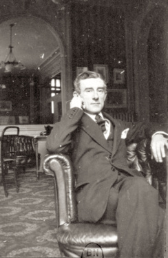 Ravel dans sa maison à Montfort-l'Amaury