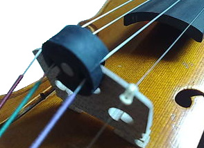 Sourdine sur le chevalet d'un violon